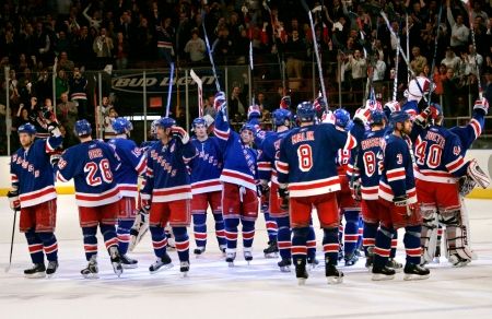 Hokejisté New Yorku Rangers se radují z postupu do 2. kola play off kanadsko-americké NHL. | Foto: Reuters