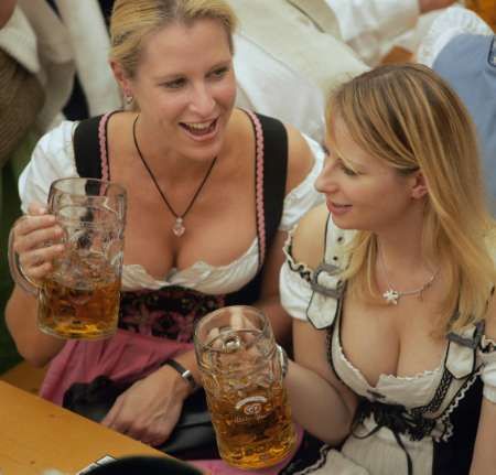 Pivo teče v Mnichově proudem. V proudu je tu totiž tradiční bavorský Oktoberfest, největší pivní veletrh světa. A jak je vidno z fotografie, zlatavý mok v Německu chutná každému. | Foto: Reuters