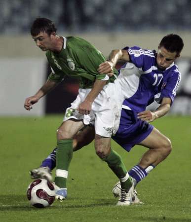 Stephen Ireland, střelec úvodní branky zápasu, a Marek Hamšík v souboji o míč během zápasu Slovensko - Irsko v kvalifikační skupině D v Bratislavě. | Foto: Reuters