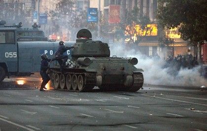 Demonstranti řídí tank proti policejním jednotkám. Policisté se snaží vniknout na tank a zastavit jej, což se jim později povedlo. Slzný plyn, vodní děla a gumové projektily dnes použila maďarská policie k rozehnání protivládní demonstrace, na níž se v Budapešti sešli odpůrci kabinetu premiéra Ference Guyrcsánye. Demonstranti se vydali do ulic v den oficiálních oslav 50. výročí začátku krvavě potlačeného protikomunistického povstání. | Foto: Reuters