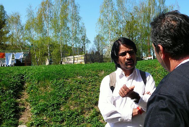 Kumar Vishwanathan, a social worker from Ostrava has been helping the Romani family since the arson attack. | Foto: Tomáš Netočný