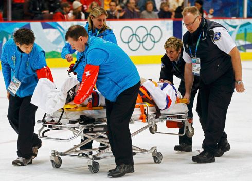 Bartečka odvážejí z ledu na nosítkách | Foto: Reuters