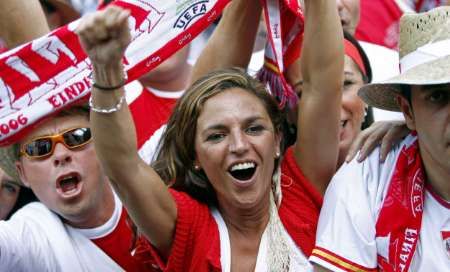 Fanoušci Sevilly v ulicích Eindhovenu před finále Poháru UEFA s Middlesbrough. | Foto: Reuters