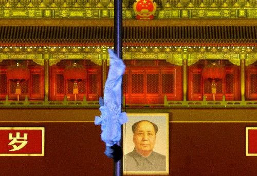 Mao Ce-tung stál u zrodu komunistické strany a později také Čínské lidové republiky s vládou jedné strany, které předsedal až do své smrti v roce 1976. Jeho titul byl Velký kormidelník a budoval kolem sebe kult osobnosti. Dodnes je jeho portrét na bankovkách nebo u vstupu do Zakázaného města v Pekingu. Zároveň jsou jeho vládě připisovány desítky milionů obětí. | Foto: Reuters