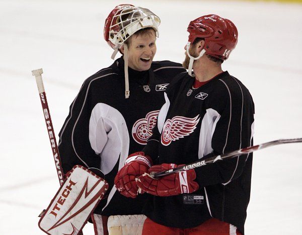 Chris Osgood prohrál v letošním play off zatím jen dvakrát. Ve finále Stanley Cupu nepustil ve dvou zápasech ani gól. Démon? Ďábel? Čaroděj? Pod stařičkou maskou se skrývá sympatický a nenápadný chlapík. | Foto: Reuters