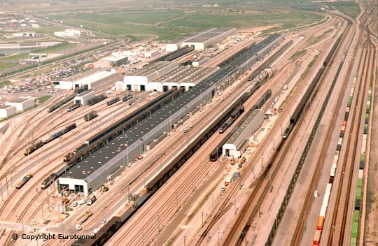 Depo společnosti Eurotunnel, kde se řadí a vypravují vlaky pod kanál spojující Anglii a Francii | Foto: Eurotunnel