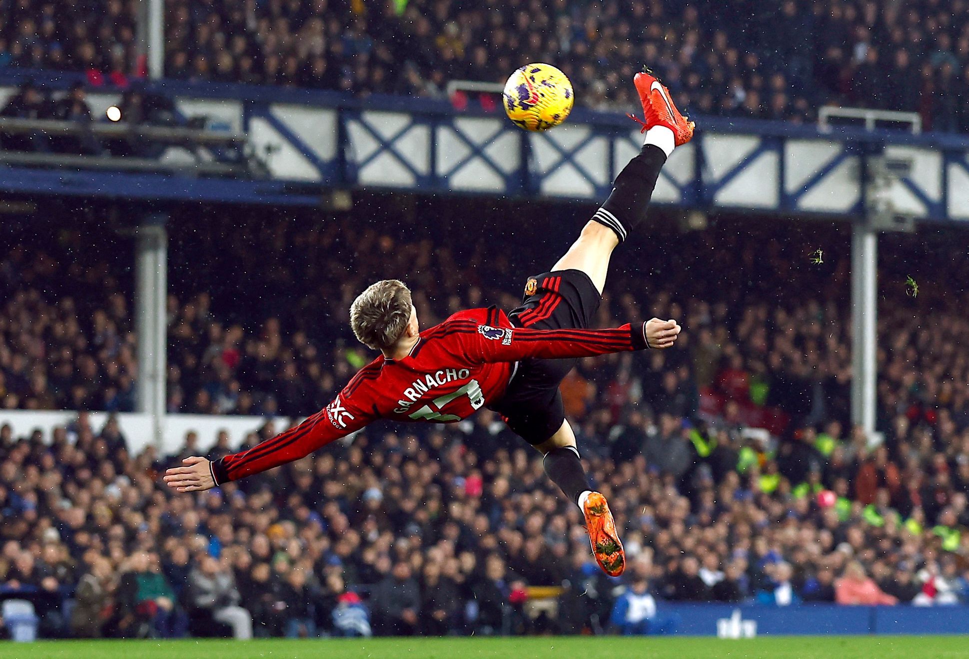 Aston Villa besiegte Tottenham mit 2:1 und verdrängte sie auf dem vierten Platz