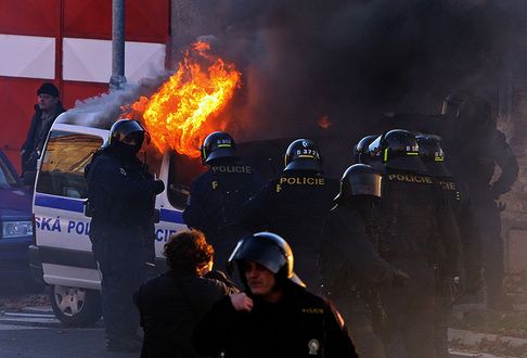 The police car was set on fire right at the very beginning of the clash. | Foto: Tomáš Adamec