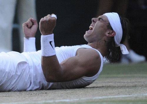 Rafael Nadal to dokázal. Po pěti letech sesadil z wimbledonského trůnu Rogera Federera. | Foto: Reuters