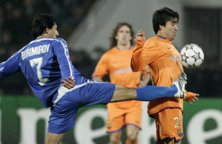 Daniel Borimirov z Levski Sofia (v modrém) atakuje barcelonského Deka. | Foto: Reuters