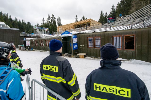 "Vyběhli jsme ven a začali vyhánět lidi," řekl pracovník půjčovny. Lyžaři proto stačili nástup na lanovku včas opustit. | Foto: ČTK