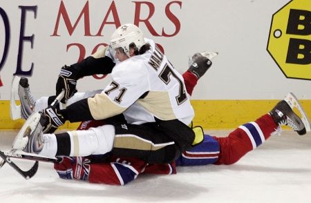 Útočník Jevgenij Malkin spadl při souboji s montrealským Sergejem Kostitsynem. | Foto: Václav Rojík