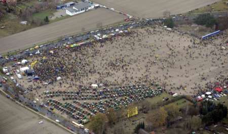 Aktivisté do protestů zapojili i traktory. | Foto: Reuters