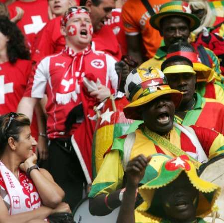 Fanoušci Toga a Švýcarska na stadionu v Dortmundu, kde se jejich týmy střetly ve skupine G mistrovství světa. | Foto: Reuters