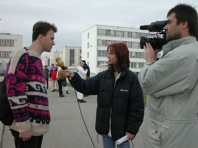 Jan Beránek hovoří s novináři při demonstraci před Temelínem v roce 2001 | Foto: Hnutí Duha