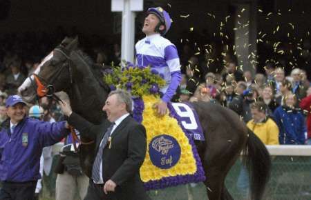 Žokej Lanfranco Dettori s koněm Red Rocks se raduje z vítězství v Turfu na kentuckém Breeders Cupu. | Foto: Reuters