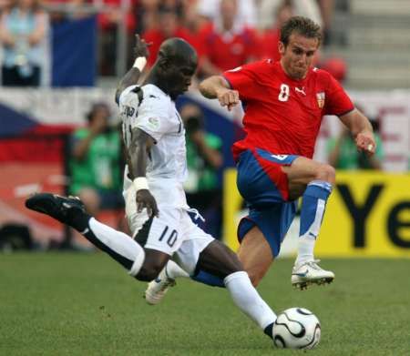 Karel Poborský (v červeném) se snaží zblokovat ghanského Stephena Appiaha. | Foto: Reuters