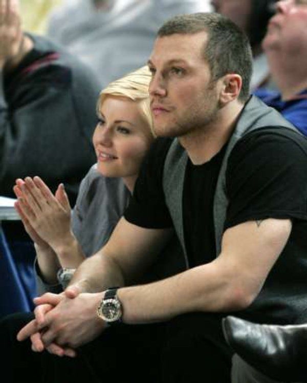 ...ale když ho potkáte v civilu, řekli byste: "Slušný člověk." (Sean Avery s herečkou Elishou Cuthbertovou v Madison Square Garden na NBA.) | Foto: Reuters