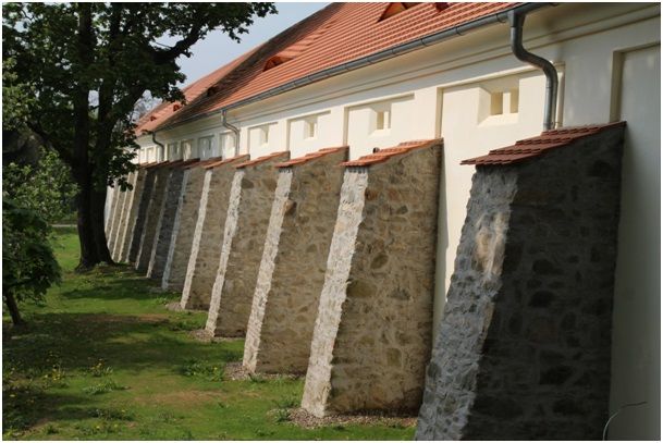 ... obnovená zadní stěna... | Foto: Fotoarchiv Národního památkového ústavu