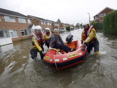 V hrabství Gloucestershire je bez pitné vody asi 150.000 domácností, neboť místní čistička je zaplavená. Bez pitné vody se tak ocitlo na 300.000 lidí. | Foto: Reuters