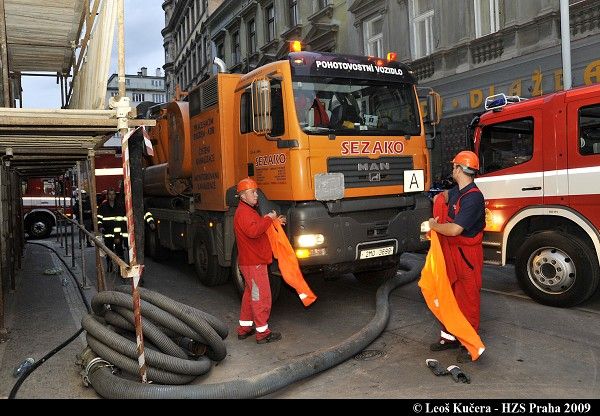 Na pomoc přijel i sací bagr... | Foto: HZS Praha