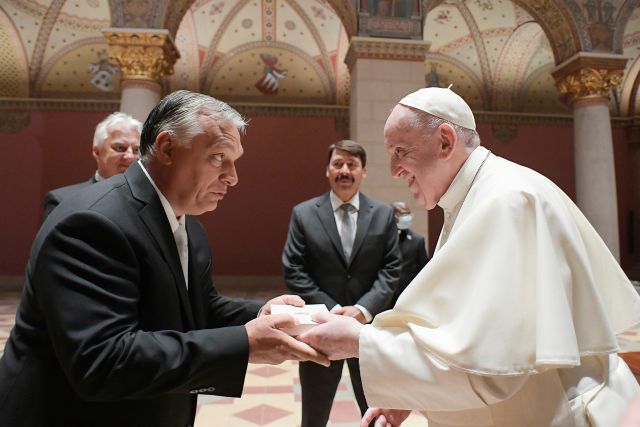 Papež František a maďarský premiér Viktor Orbán během setkání v Muzeu krásných umění (Budapešť, 12. září 2021). | Foto: ČTK/AP