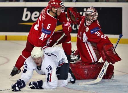 Adam Hall z USA (v bílém) tísněný dánským obráncem Danielem Nielsenem před gólmanem Peterem Hirschem. | Foto: Reuters