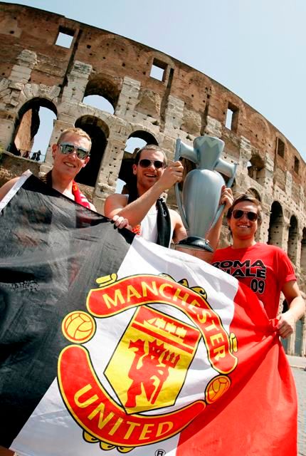 Manchesterští fanoušci věří v zisk ušatého poháru. | Foto: Reuters