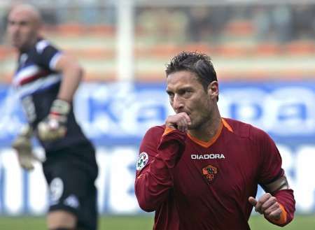 Italský fotbalista Francesco Totti z AS Řím se raduje z gólu do sítě Sampdorie Janov v italské Sérii A. | Foto: Reuters