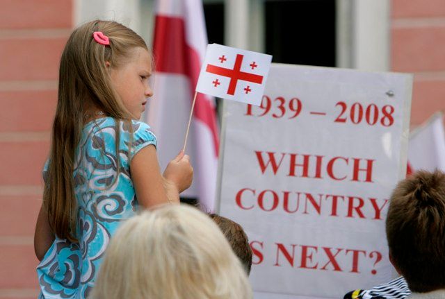 Dívka s gruzínskou vlajkou během demonstrace na podporu Gruzie před estonským parlamentem | Foto: Reuters