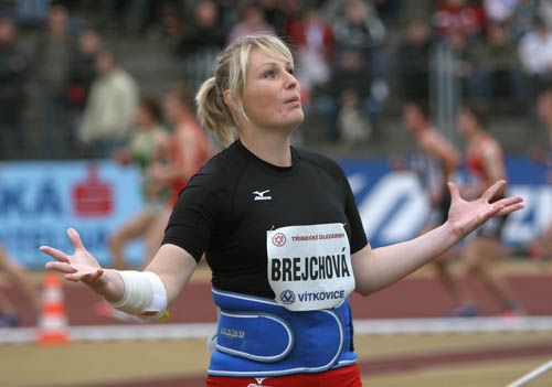 Nikola Brejchová hodila dva velice dobré hody a závod vyhrála. Přesto nebyla s výkonem spokojená. | Foto: Ondřej Besperát, Aktuálně.cz