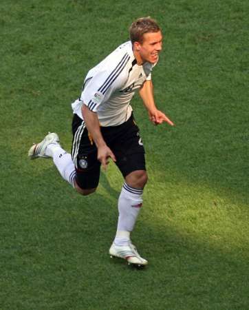 Německý útočník Lukas Podolski se raduje z první branky ve švédské síti. | Foto: Reuters