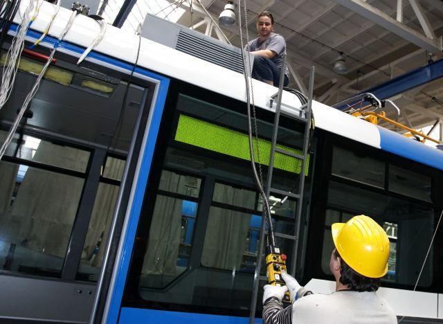 Společnost Inekon dodala know-how. Zaměstnanci Dopravního podniku Ostrava tramvaje kompletují | Foto: Martin Popelář