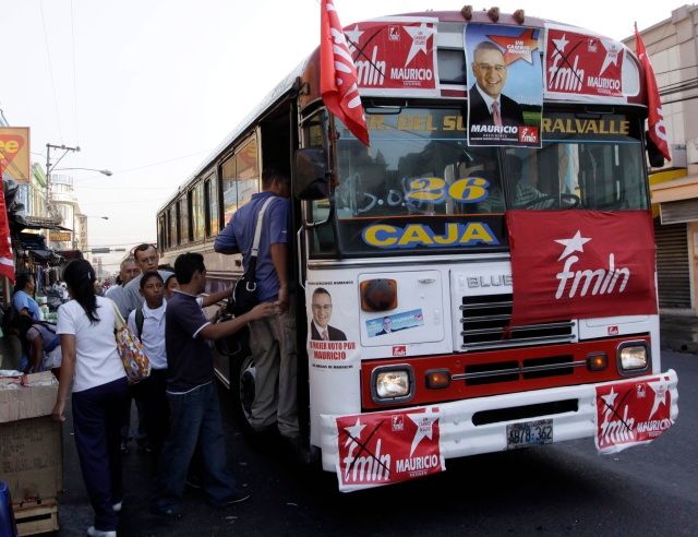 Do propagace se zapojily i autobusy, tento by volil levici | Foto: Reuters