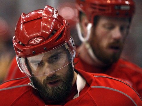 Kroniky NHL tvrdí, že jako vůbec první si zákazali holení během play off na začátku osmdesátých let New York Islanders, kteří mezi léty 1980-1983 vyhráli čtyři Stanley Cupy. (Na snímku vidíte detroitského Henrika Zetterberga v roce 2009) | Foto: Reuters