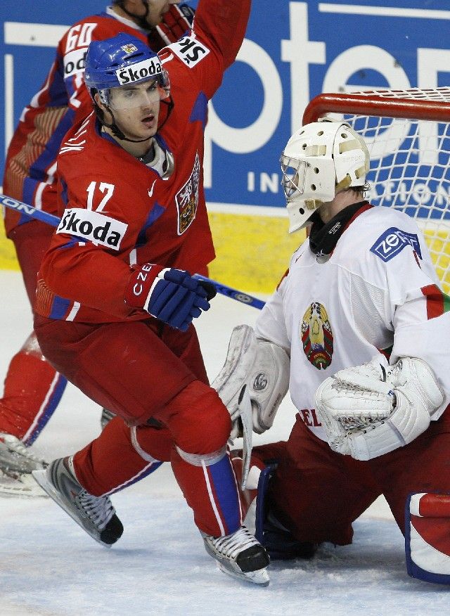 Aleš Kotalík právě překonal běloruského gólmana Vitalije Kovala a vyrovnal na 2:2. | Foto: Reuters