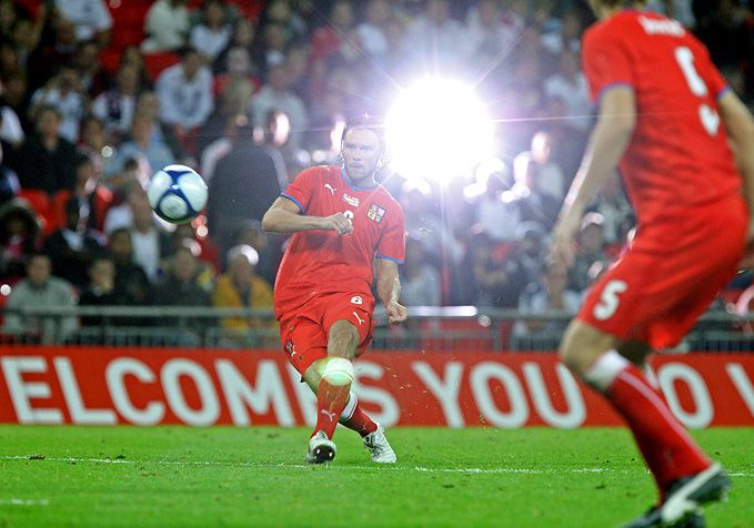 Gólová rána Marka Jankulovského v záři blesku diváka na tribuně ve Wembley. | Foto: Tomáš Adamec, Aktuálně.cz