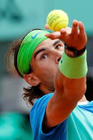 Rafael Nadal na podání | Foto: Sport