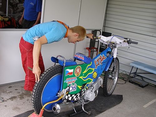 Luboš Tomíček se o svůj motocykl pro pražskou Grand Prix staral sám. Nebylo nezvyklé, že jste jej mohli zahlédnout se šroubovákem v ruce. | Foto: Radek Vičík