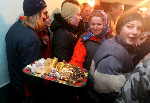 Než koledníci obejdou všechny obydlené domy ve vesnici, už venku svítá. Dříve bývala koleda ještě delší, řada domů je dnes prázdných po lidech, kteří odešli do Čech za prací. | Foto: Ondřej Besperát