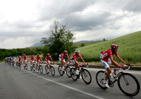 Peloton závodníků během páte etapy Giro d'Italia. | Foto: Reuters