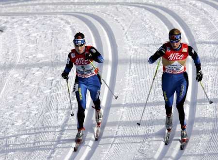 Závod na 15 km klasicky s hromadným startem opanovaly Finky. Vpravo je pozdější vítězka Virpi Kuitunenová, vedle ní druhá Aino Kaisa Saarinenová. | Foto: Reuters