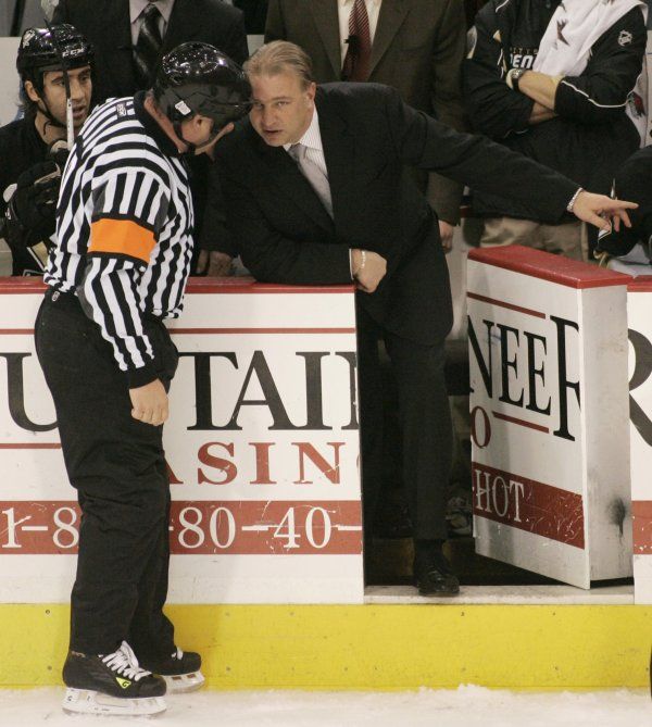 Hlavní trenér Pittsburghu Penguins Michel Therrien diskutuje se sudím o gólu do sítě Caroliny Hurricanes. | Foto: Reuters