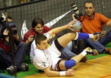 Sergej Rutěnka z madridského klubu Ciudad Real se při zápase házenkářské Ligy mistrů ve slovinském Celje ocitl mezi fotografy. | Foto: Reuters