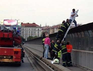 Záchranáři zachraňují nešťastníka, který chtěl skočit z Nuselského mostu. | Foto: Hasičský záchranný sbor Praha