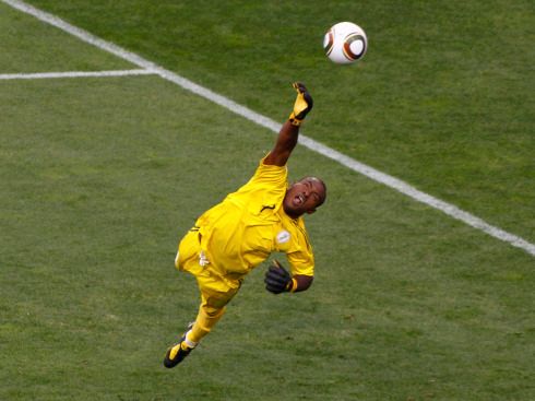 Nejlepší hráč Nigérie, brankář Vincent Enyeama, chytil několik jasných šancí i Messimu | Foto: Reuters