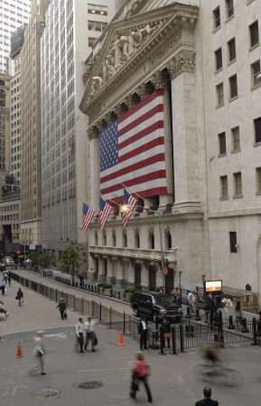 New York Stock Exchange prožívá skvělé časy. Hlavní burzovní index Dow Jones industrial average zdolal historické maximum, kterého dosáhl před šesti lety. V pozadí je levná ropa, která by mohla stimulovat Američany k útratám. | Foto: Reuters