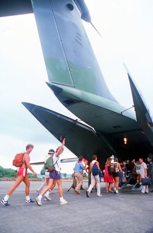 Americké studenty z Grenady evakuovaly nákladní letouny, 3. listopadu 1983. | Foto: U.S. Archives / Public domain