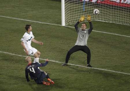 Michael Bradley vyrovnává na 2:2 | Foto: Reuters