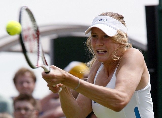 Nicole Vaidišová v zápase prvního kola Wimbledonu proti Zuzaně Ondráškové. | Foto: Reuters